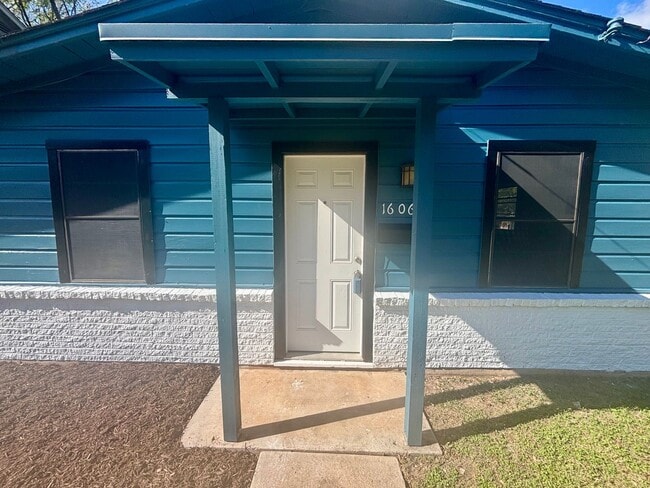 Building Photo - 2/1 House in Hip East Austin!