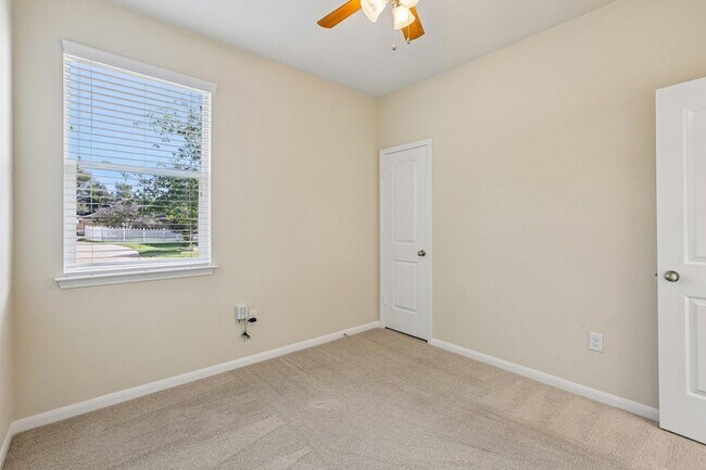 Building Photo - 711 Rolling Oak Dr