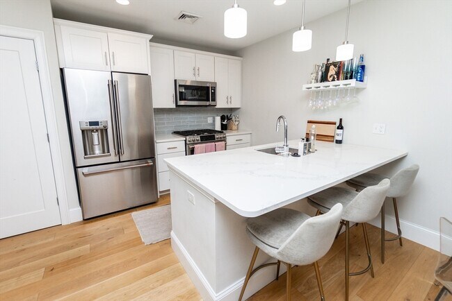 Building Photo - 545 E 3rd St