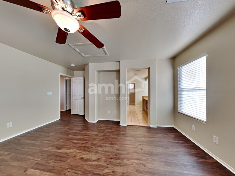 Building Photo - 10395 Bolting Cloud Dr