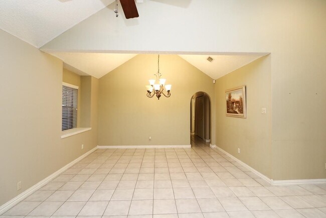 Building Photo - 1402 Longhorn Dr