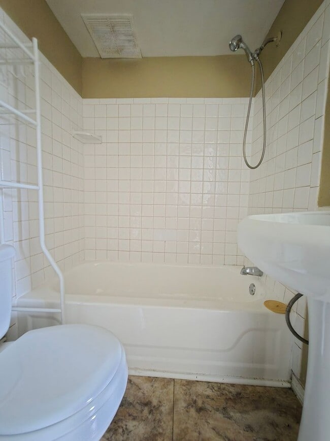 Building Photo - 3211 Dumesnil St