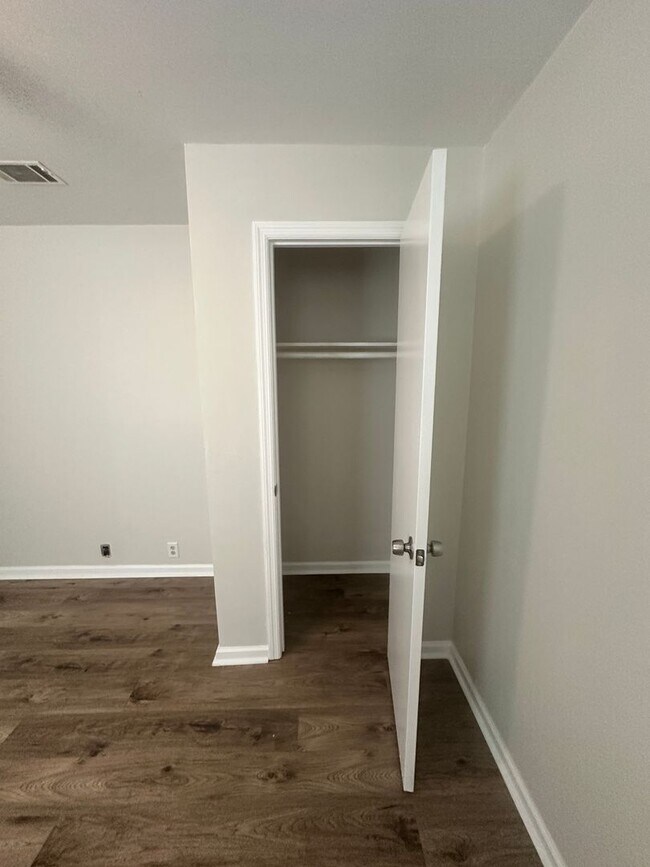 Building Photo - Charming home Close to VSU