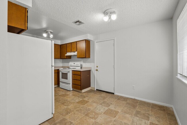 Building Photo - Charming townhome centrally located with great access to the Greenbelt and BSU!
