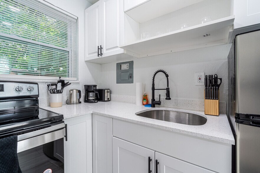 Building Photo - 975-977-977 SW 10th St