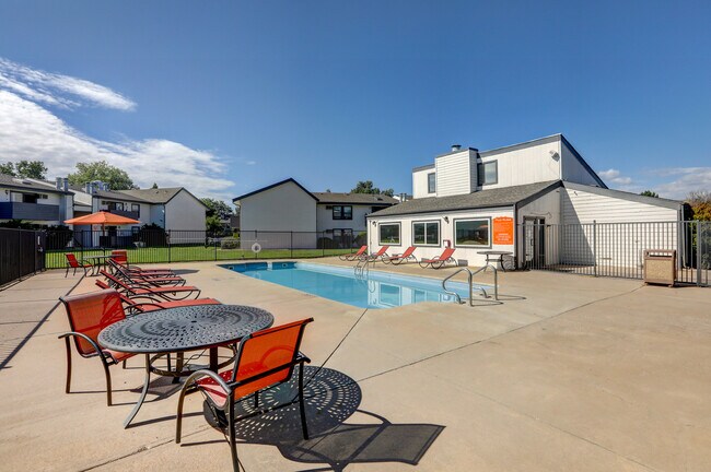 Primary Photo - Miramar Apartments