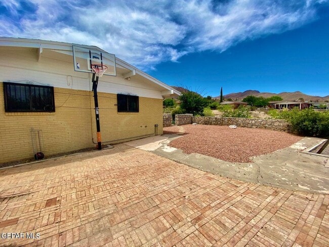 Building Photo - 3213 El Morro Rd