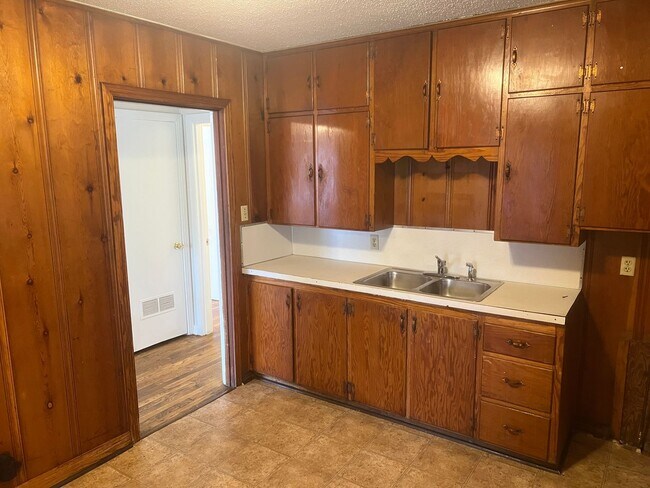 Building Photo - 3 Bed 1 Bath Home