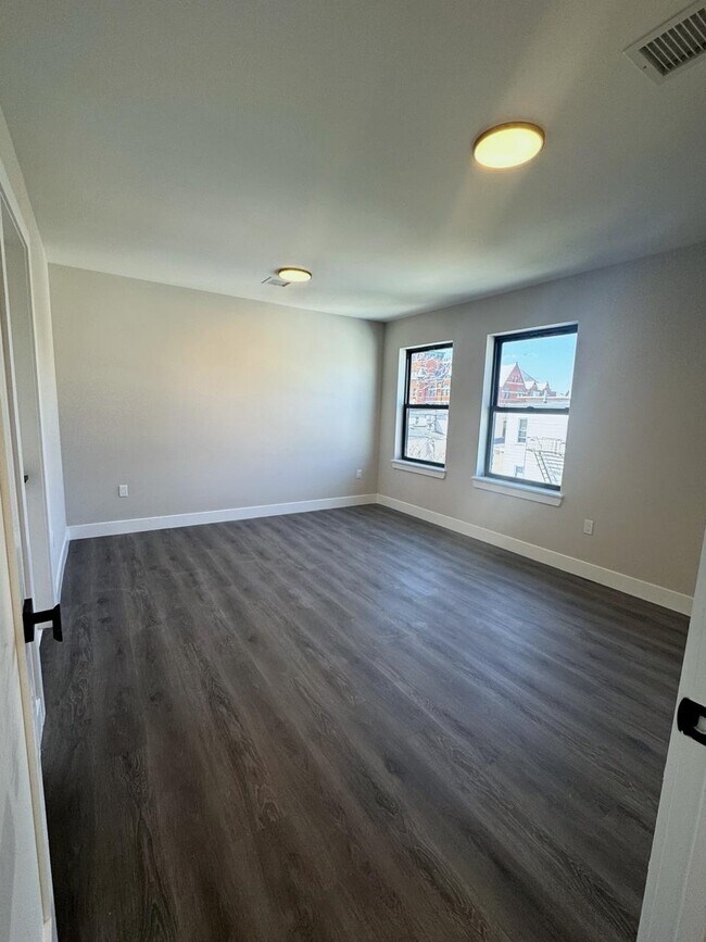 Building Photo - 207 39th St