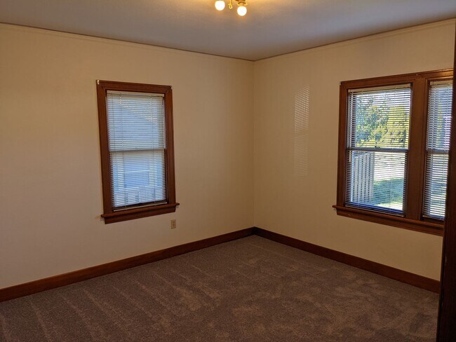 Building Photo - Large 3+ bedroom