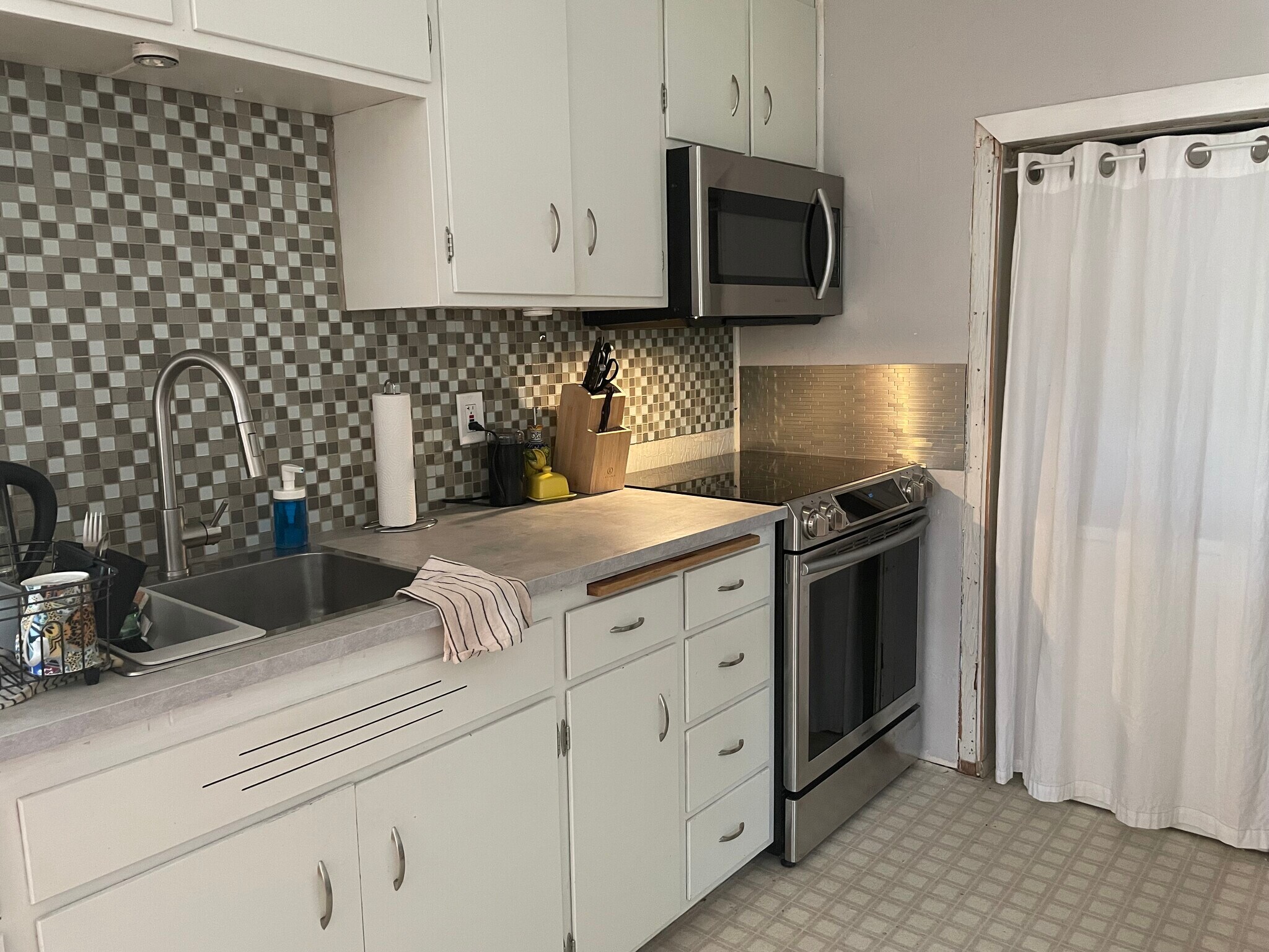 Building Photo - 2401 Birch Ln