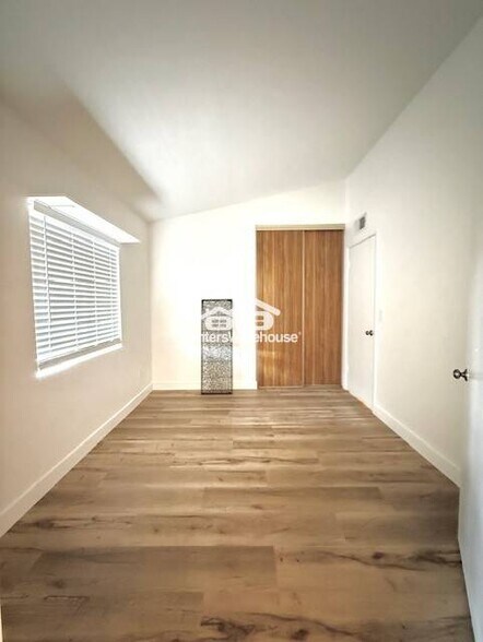 Building Photo - 2515 S Maple Ave