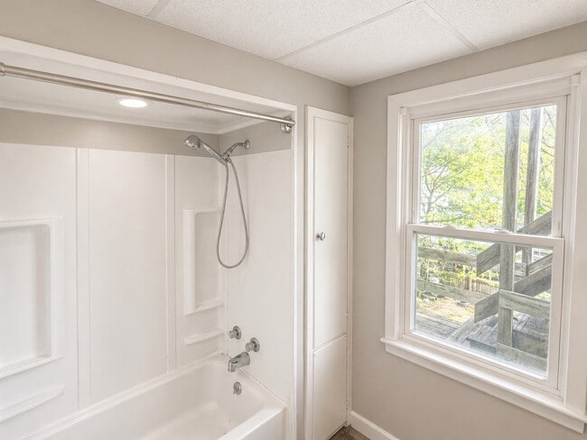 Building Photo - 8 Roosevelt Ave