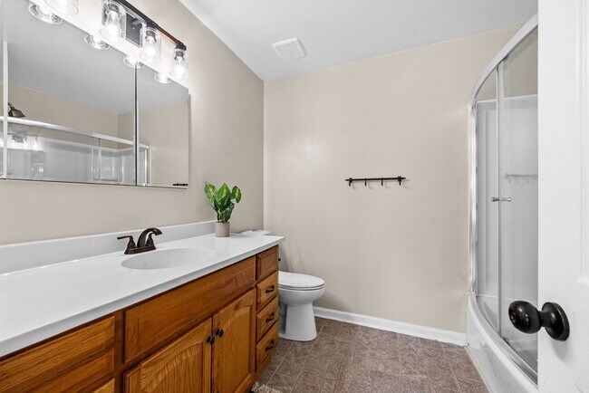 Building Photo - 1409 Janet Way Dr