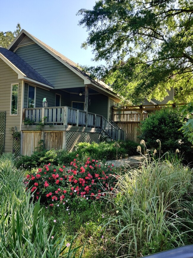 Building Photo - 250 Paddock Dr