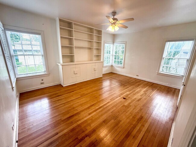 Building Photo - Historic Charm Near Woodlawn Lake! 3 Bed, 2 Bath Home with Hardwood Floors