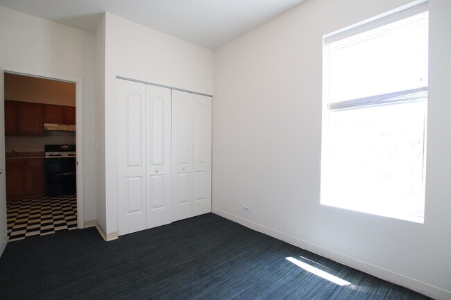 Building Photo - 921 W Wilson Ave