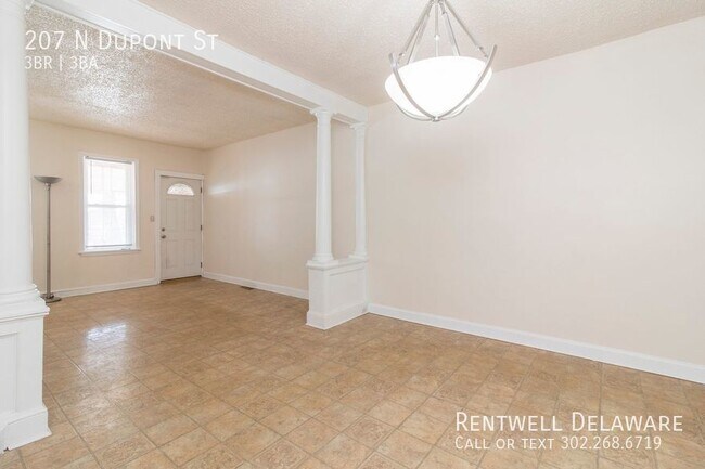 Building Photo - GORGEOUS TOWNHOME