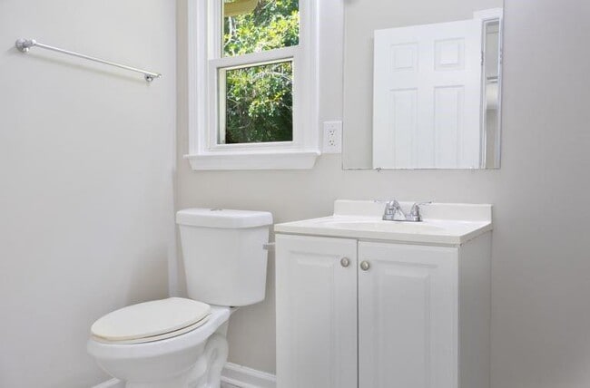 Building Photo - 130 Rosewood Dr