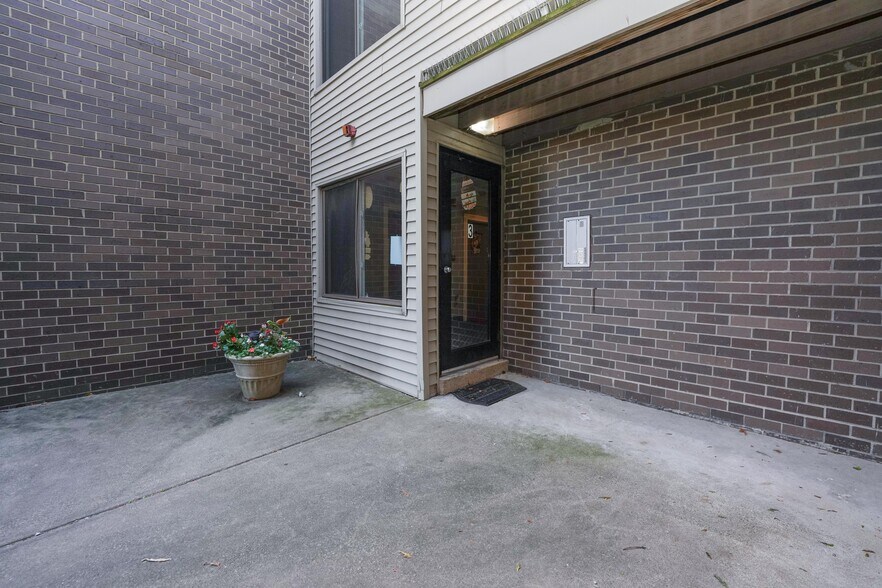 Building Photo - 1 River Rd