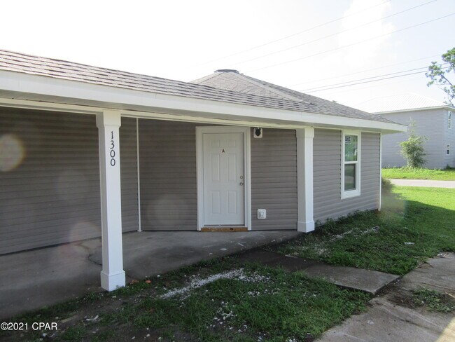 Building Photo - 1300 Grace Ave