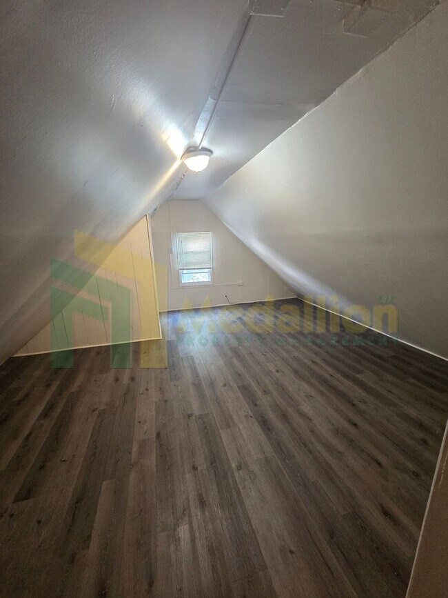 Building Photo - Spacious 3-Bedroom Home with Modern Update...