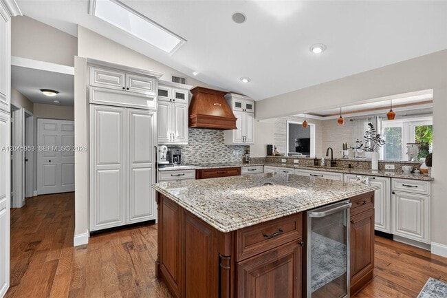 Building Photo - 542 N Cypress Dr