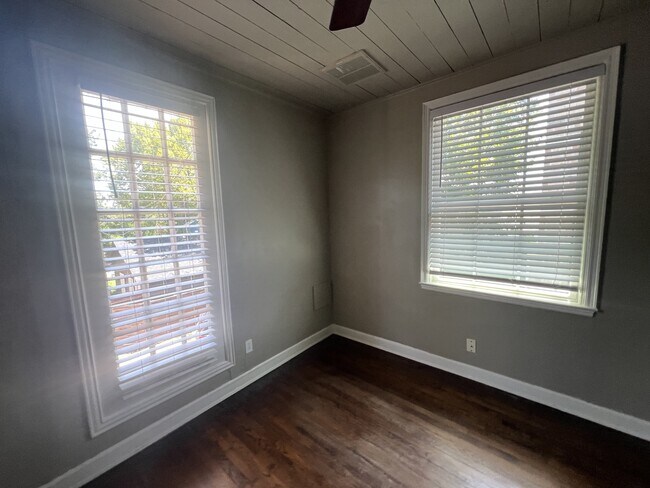 Building Photo - 300 W Dexter Dr