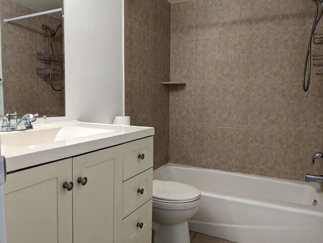 Building Photo - Renovated, spacious and good storage in Tyrone area apartment
