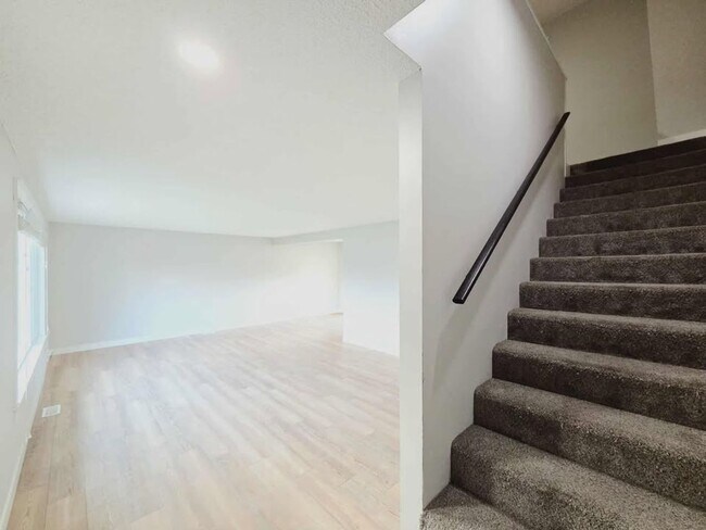 Building Photo - 20/22 Poplar Ave.