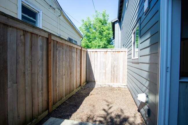 Building Photo - Contemporary 1-Bedroom Flat w/ DW + W/D Ready Late August!