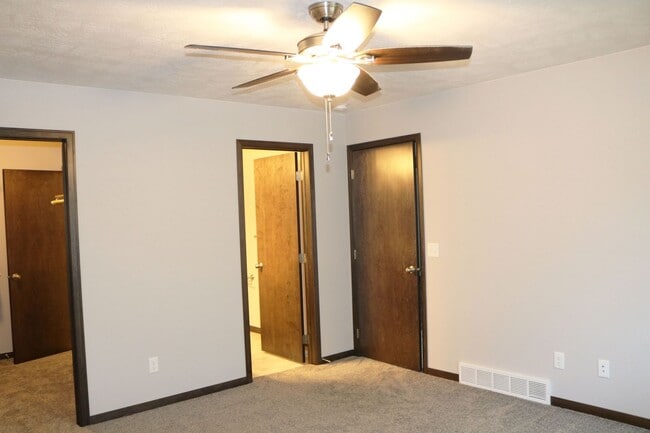 Building Photo - Spacious 3BR Townhome on Quiet Cul-de-Sac | 2,000+ Sq Ft & Attached Garage!