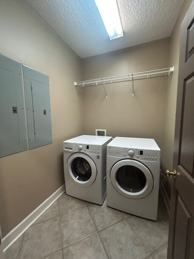 Building Photo - Spacious Single Family Home with Great Backyard!