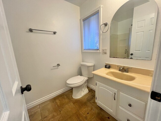 Building Photo - Mini Mansion in Salmon creek in mature nei...