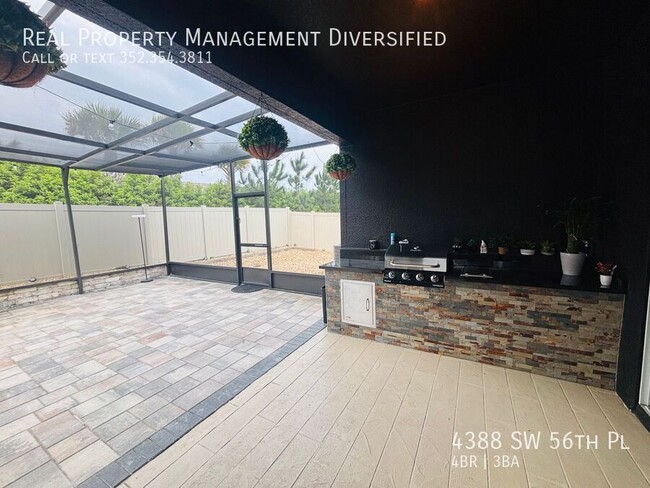 Building Photo - Spacious 4/3 W/ Oversized Screened Lanai