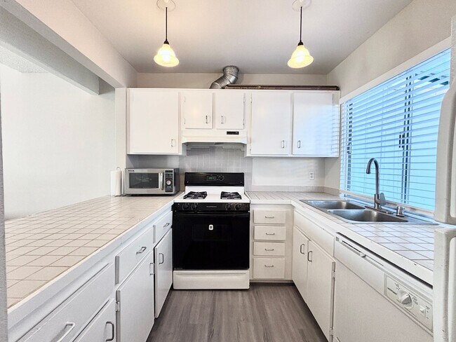 Building Photo - Loft-Style Townhouse for Rent!