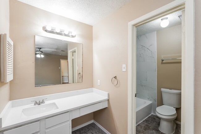 Building Photo - 1711 Meadow Green Dr