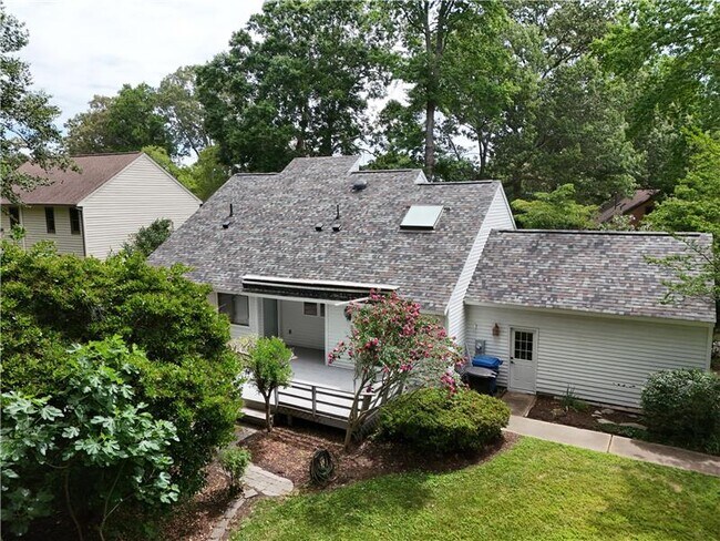 Building Photo - 1044 Commodore Dr