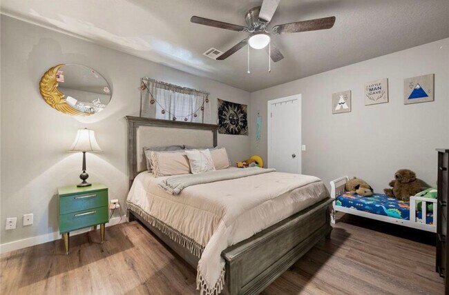 Master Bedroom - 707 E Eastview Dr