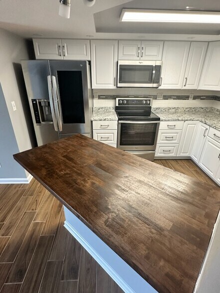 Kitchen bar - 1709 Rock Bridge Mews