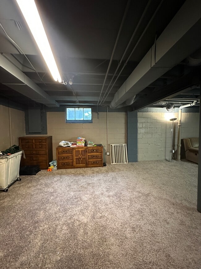 Building Photo - 932 Robinson St