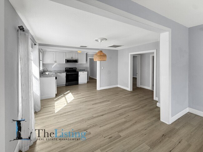 Building Photo - 6920 N Central Ave