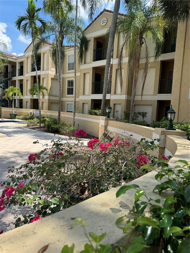 Building Photo - 977 Riverside Dr