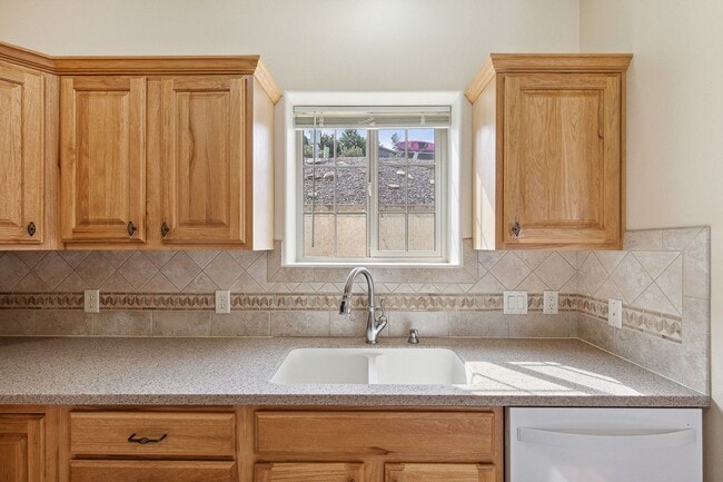 Building Photo - Spacious Sun-filled 3 bed 2.5 Bath Townhouse