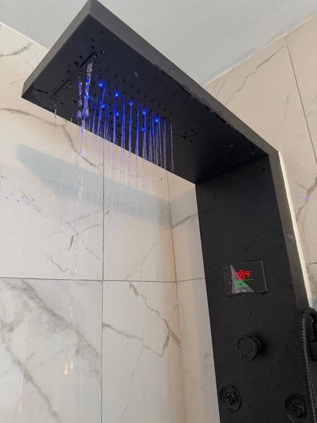 Building Photo - 10 E 10th St