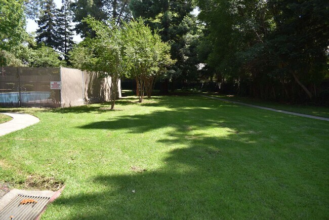 Building Photo - Nice condo unit with a community pool, cen...