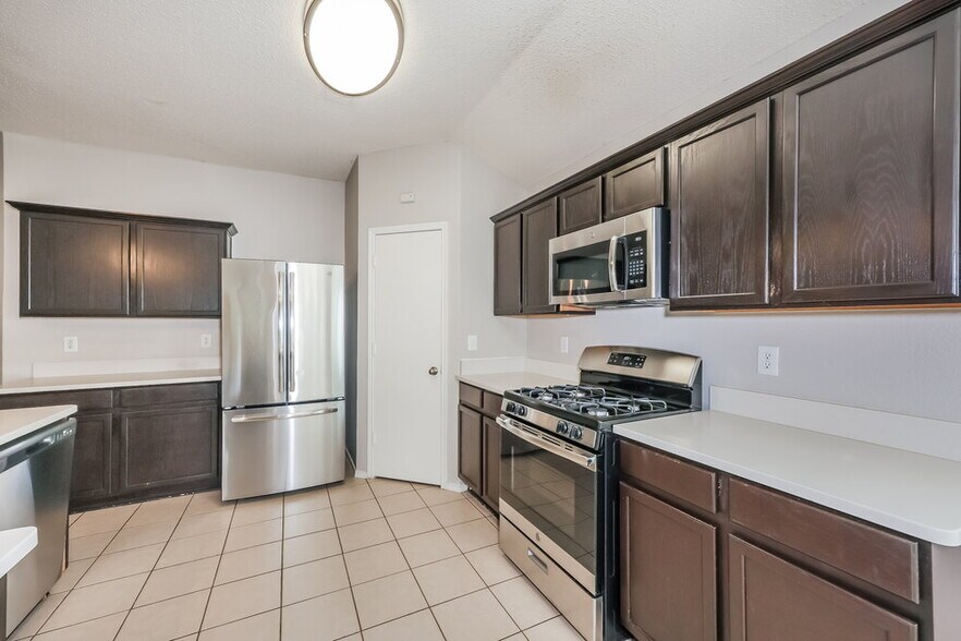 Building Photo - 833 Lariat Dr