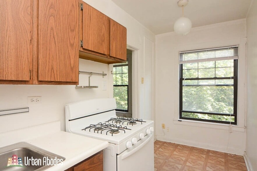 Building Photo - 3009 N Racine Ave