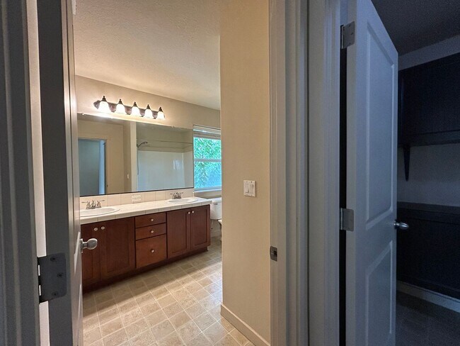 Building Photo - Spacious 4 Bed, 2.5 Bath Home!