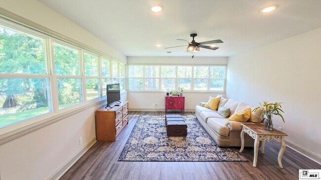 Building Photo - 923 Fortune Dr